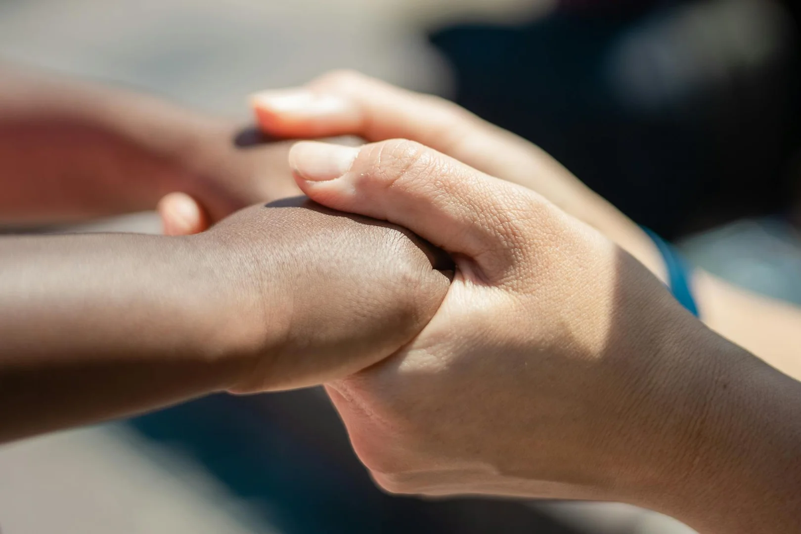 Como Ayudar a Otros Latinos que Llegan a Emiratos Árabes