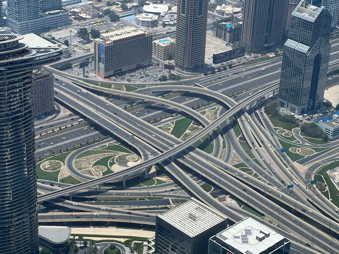 Volver o Quedarse: El Dilema del Latino en Emiratos Árabes