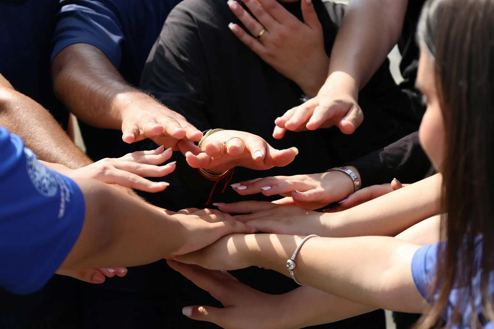 Como Ayudar a Otros Latinos que Llegan a Suecia