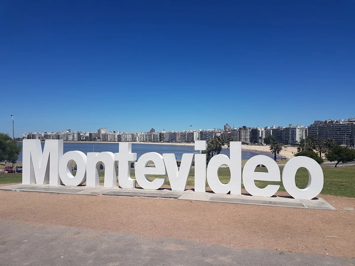 Costo de Vida en Uruguay para Peruanos: Presupuesto 2026